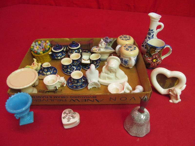 lot 123 image: trinkets