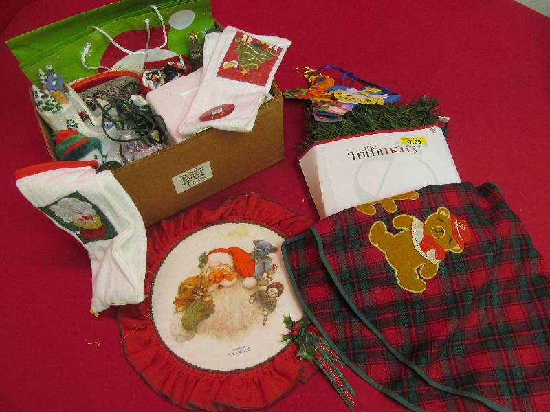lot 131 image: holiday dcor