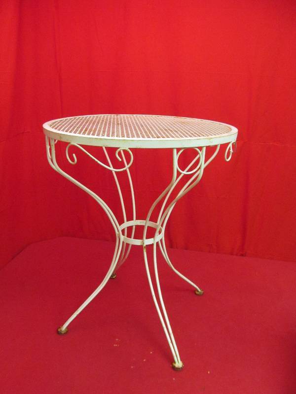 lot 132 image: patio table