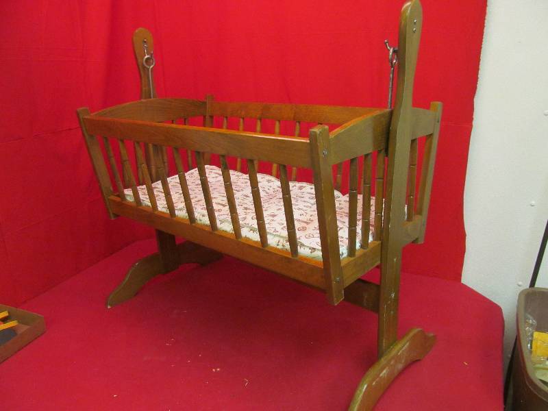 lot 138 image: vintage bassinet