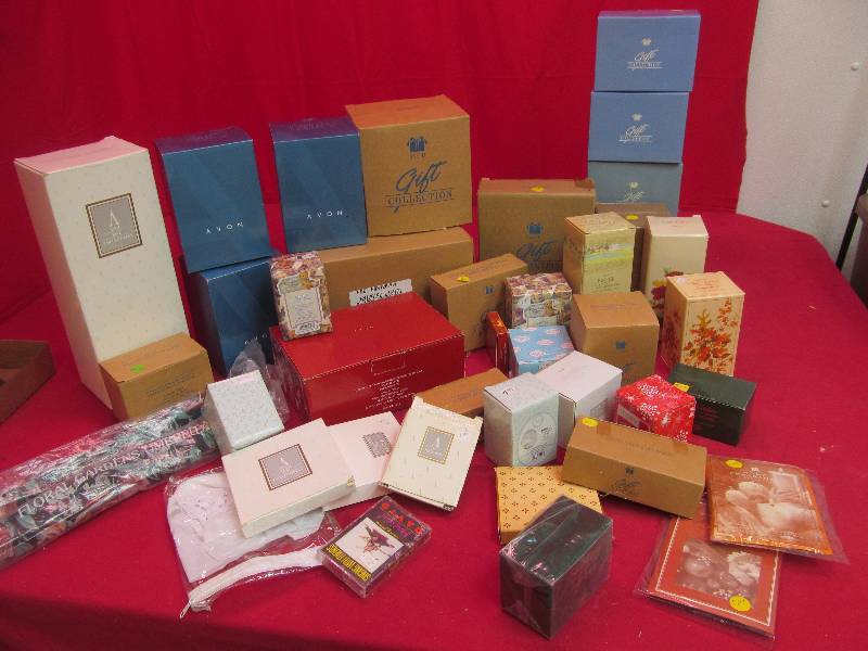 lot 143 image: Avon items