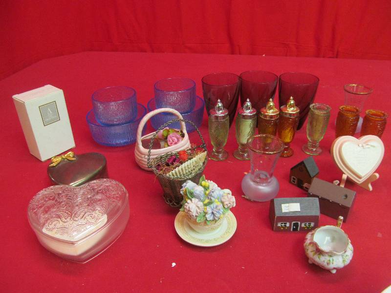 lot 172 image: depression glassware