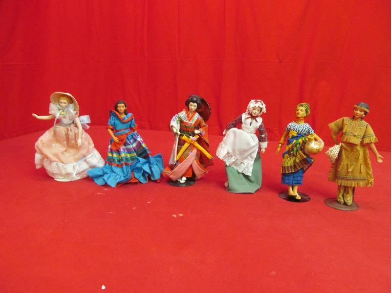 lot 179 image: dolls of the world