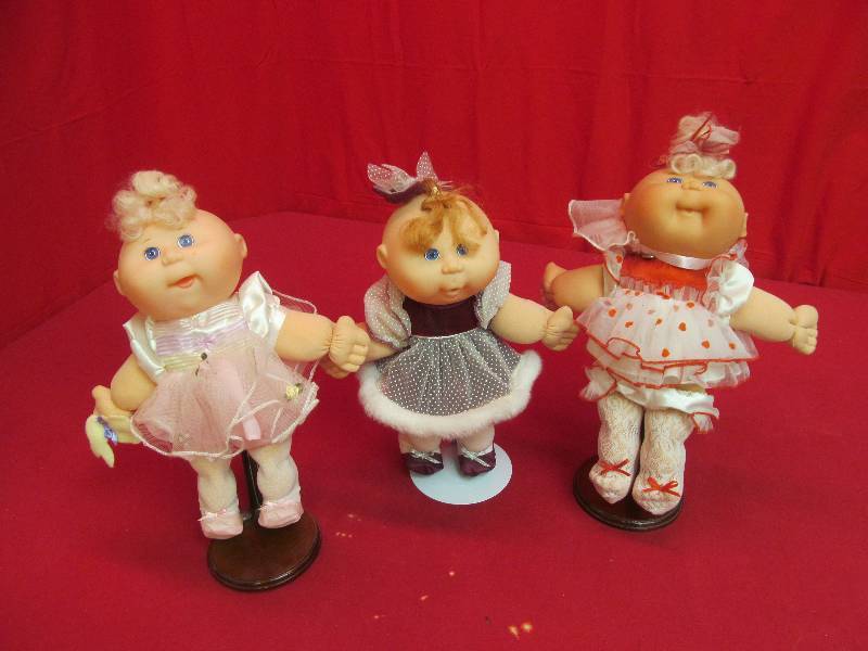 lot 188 image: cabbage patch dolls
