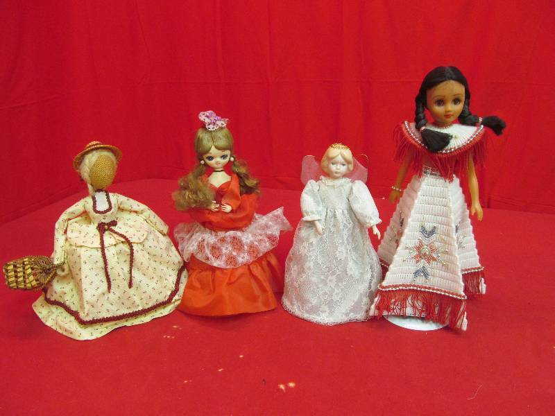 lot 189 image: dolls