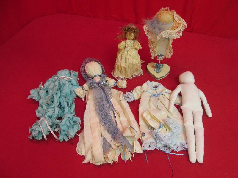 lot 190 image: dolls