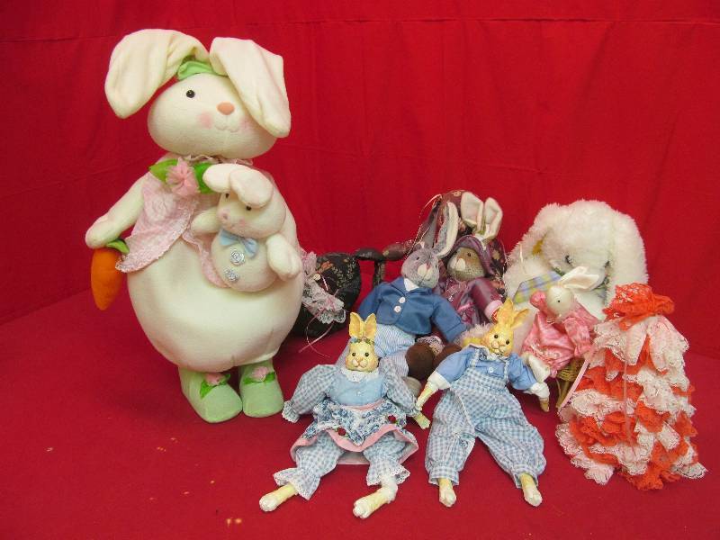 lot 192 image: Easter dcor bunnies