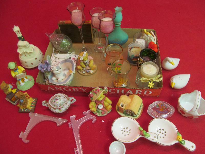 lot 194 image: trinkets, candles