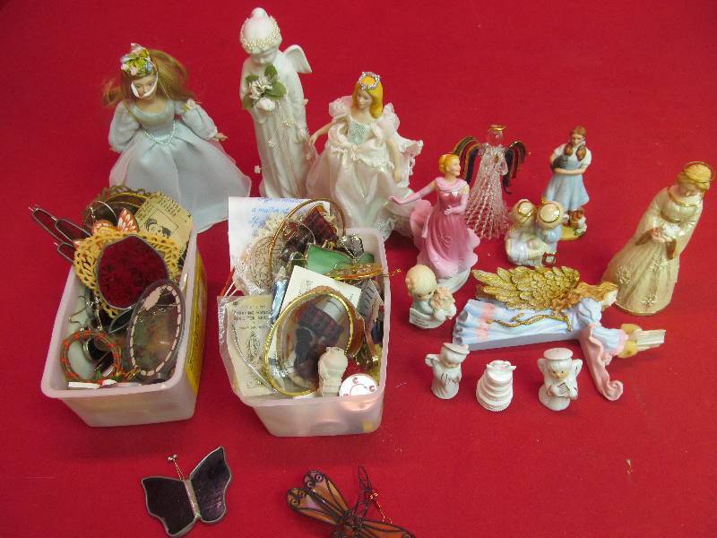 lot 195 image: angels, sun catchers
