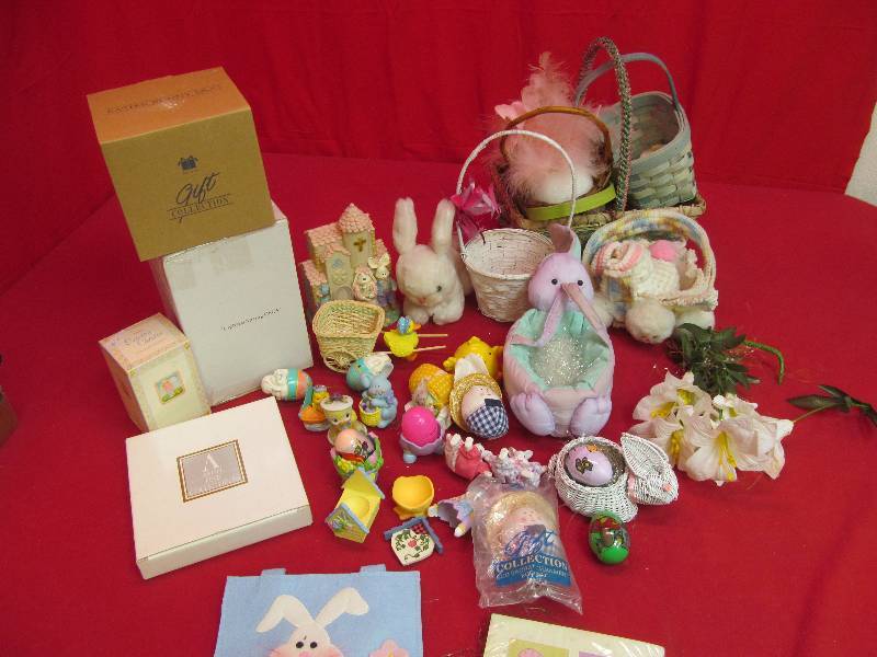 lot 196 image: Easter dcor