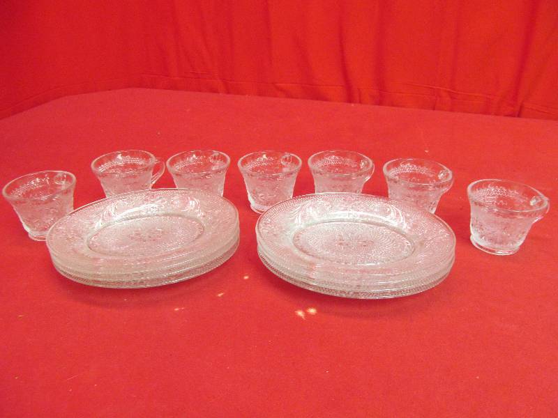 lot 198 image: depression glassware