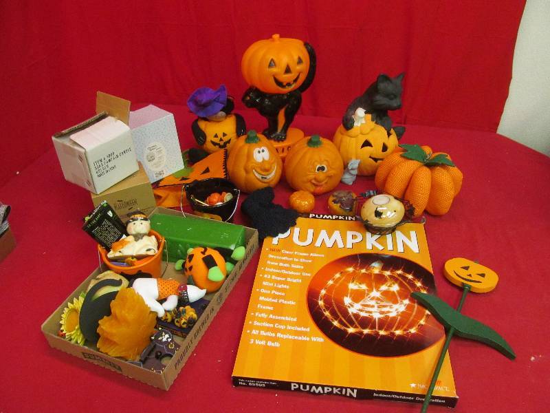 lot 203 image: Halloween dcor