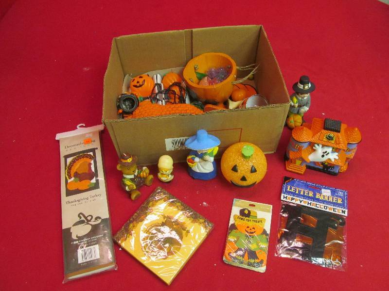 lot 210 image: Halloween dcor