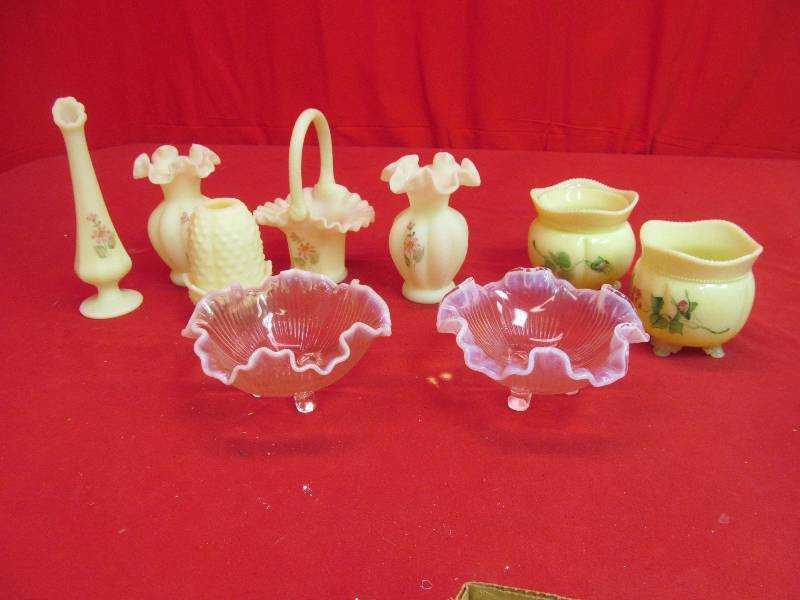 lot 212 image: Fenton glass