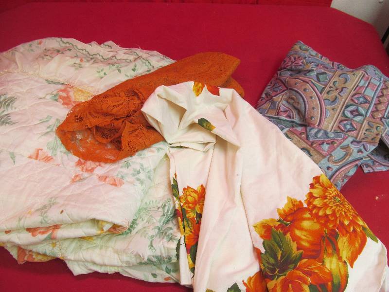 lot 220 image: linens