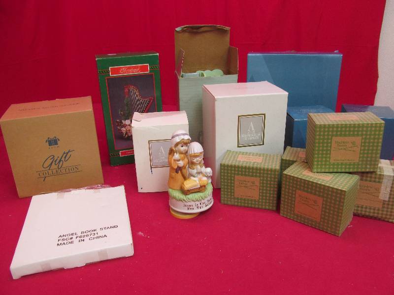 lot 221 image: Avon items
