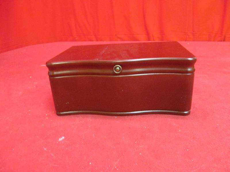 lot 222 image: jewelry box