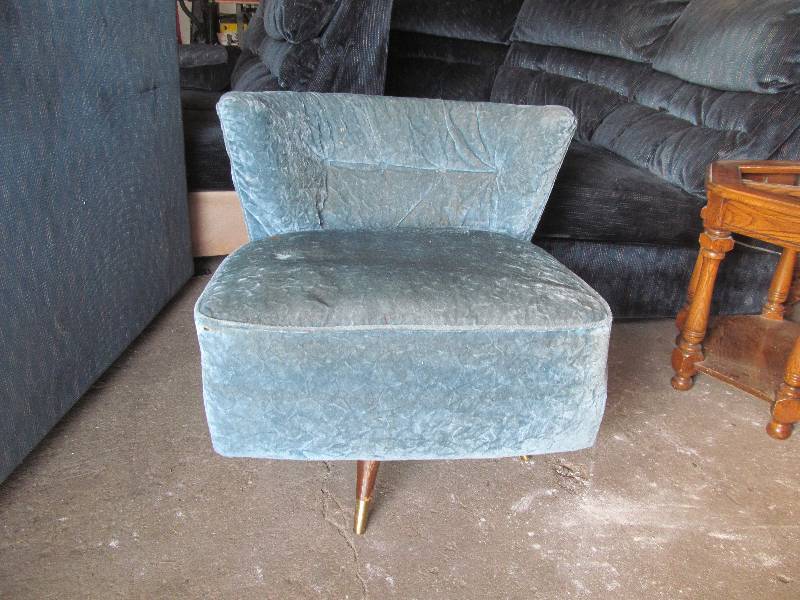 lot 4 image: Vintage upholstered chair