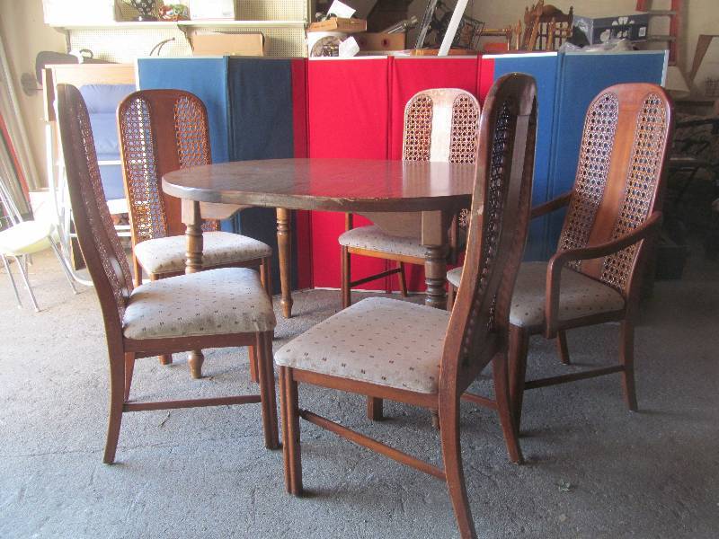 lot 231 image: dining room table