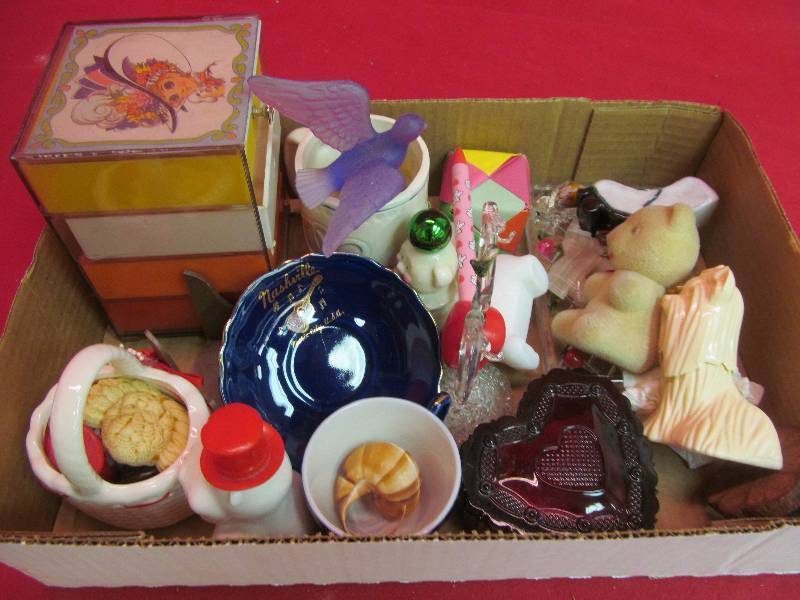 lot 244 image: Vintage trinket organizer