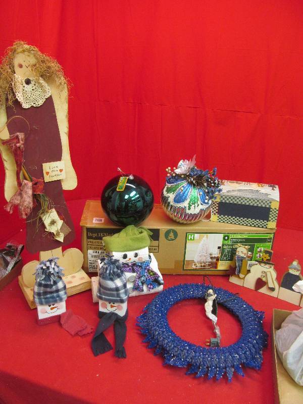 lot 252 image: holiday dcor
