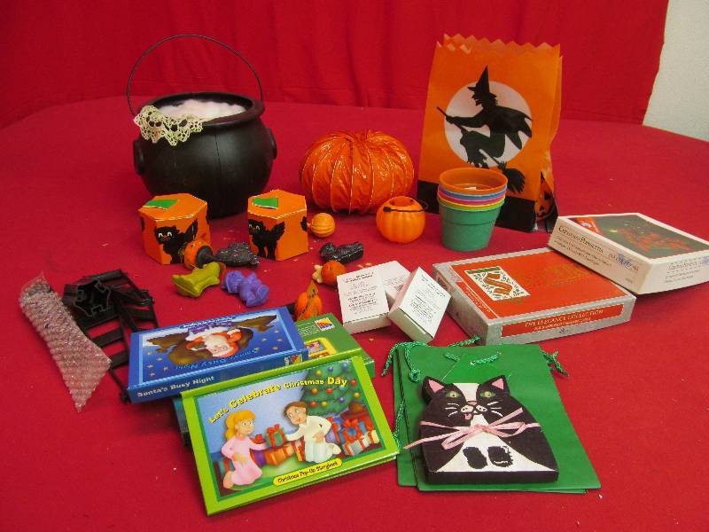 lot 265 image: Halloween decor