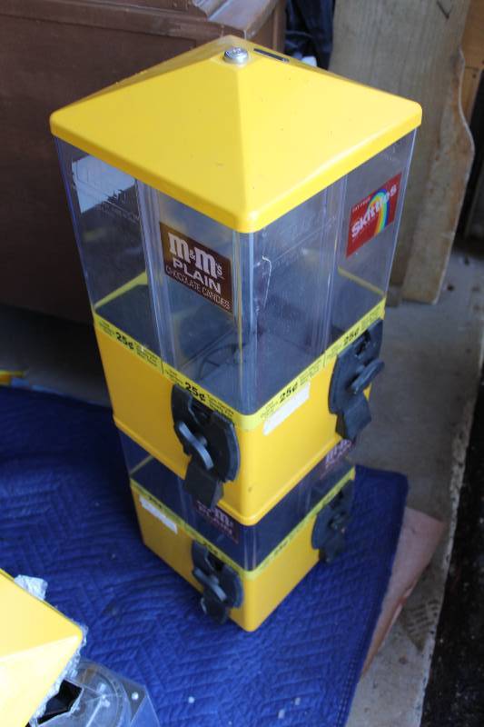 lot 647 image: U-Turn 8 Head Vending Terminator
