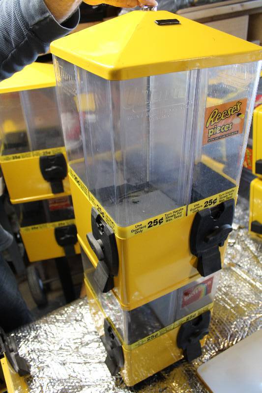 lot 662 image: U-Turn 8 Head Vending Terminator