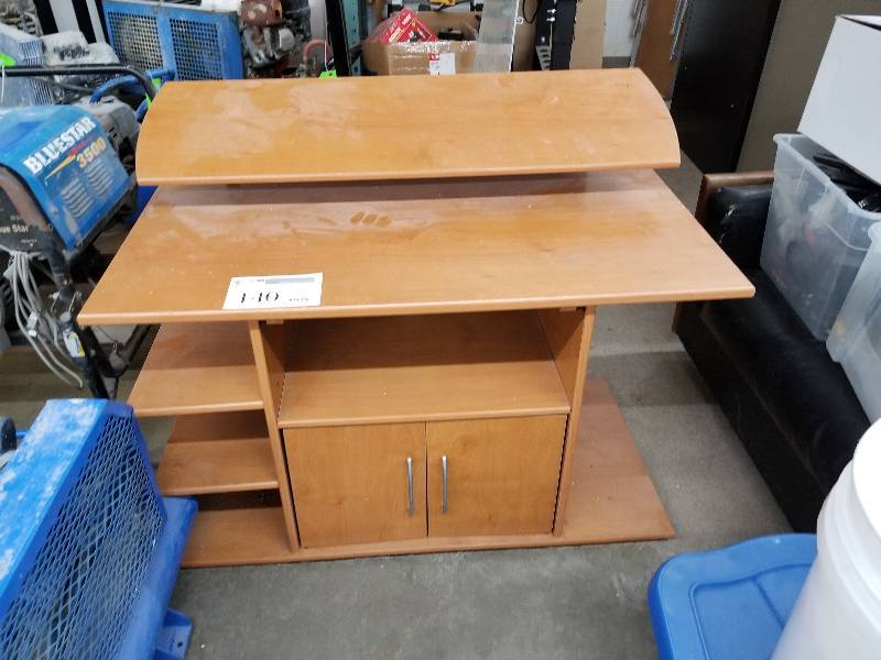 lot 140 image: Entertainment Stand