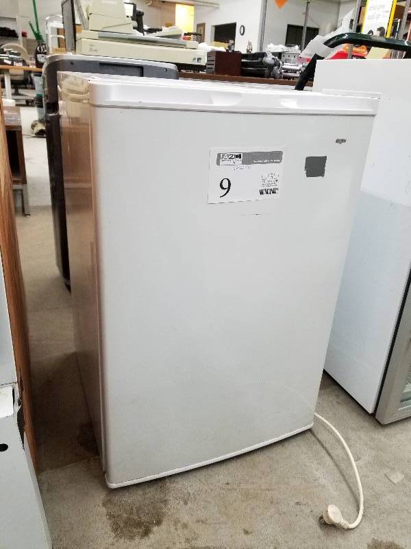 lot 9 image: Refrigerator
