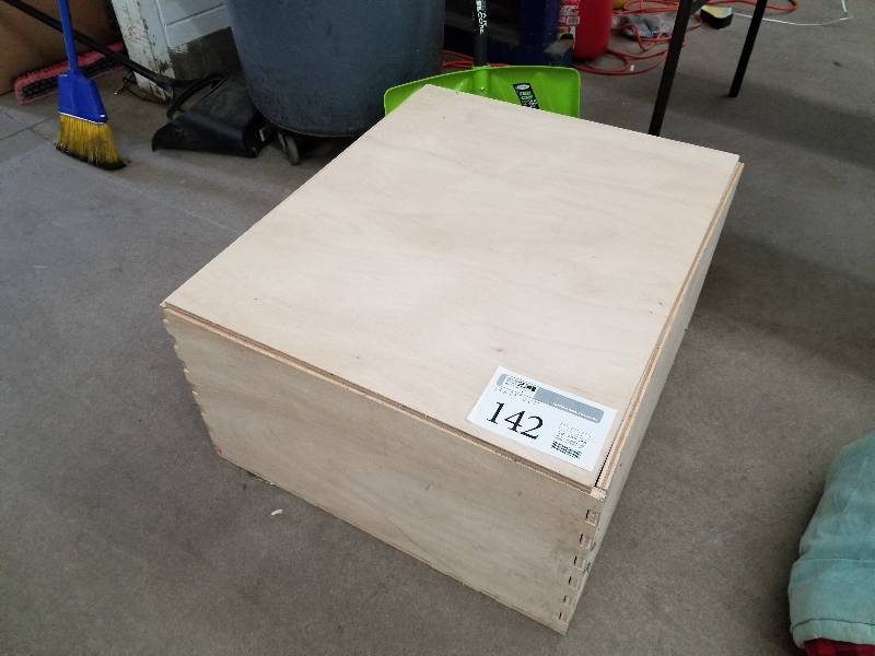 lot 142 image: Wood Storage Box w Lid