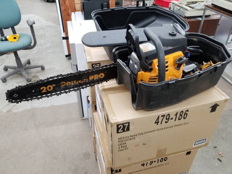 lot 54 image: Poulan Pro 20in. Gas Chainsaw w Blade Case, Carry Case