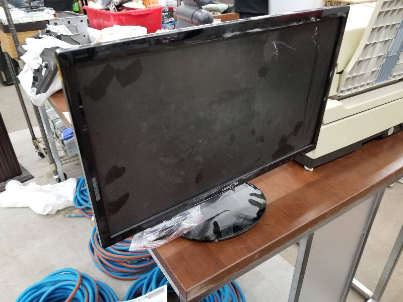 lot 95 image: Lot of (2) Computer Monitors - Dell, Samsung