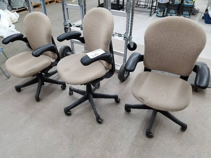 lot 149 image: Lot of (3) Swivel Padded Rolling Office Chairs