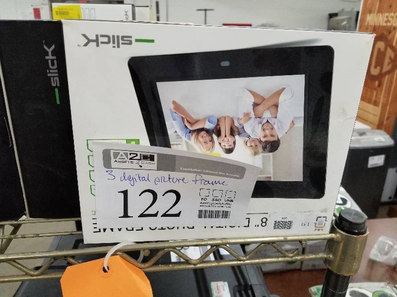 lot 122 image: Lot of (2) Slick 8in. LED-Backlit Digital Photo Frames