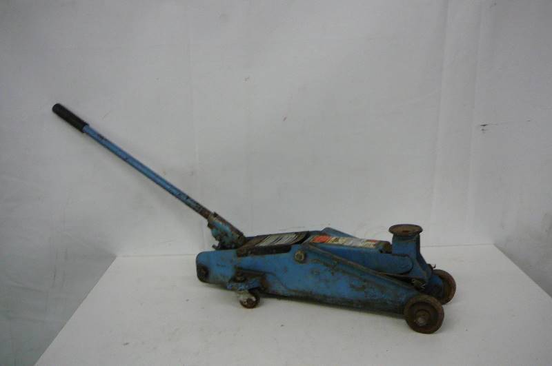 lot 21 image: Floor Jack