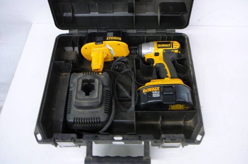 lot 27 image: Dewalt Cordless Impact Driver Kit