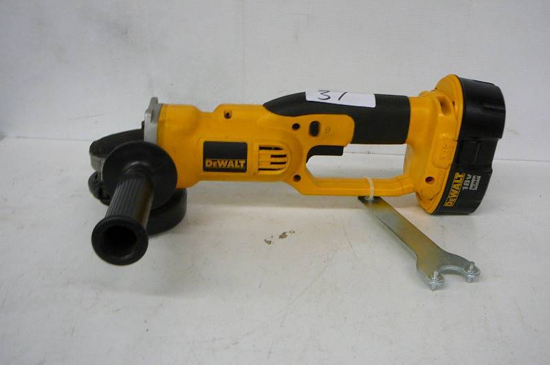lot 31 image: Dewalt 4-12 Heavy Duty Cordless Cut off Tool