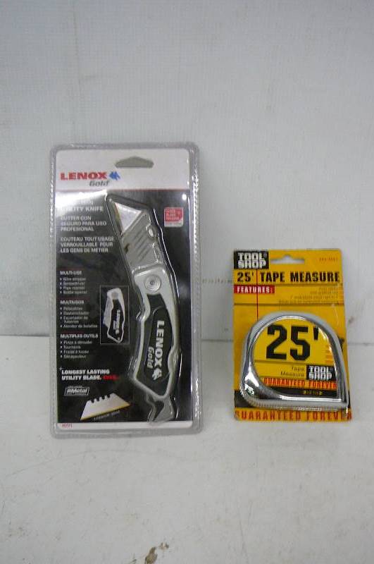 lot 34 image: Tape Measure & Utility Knife