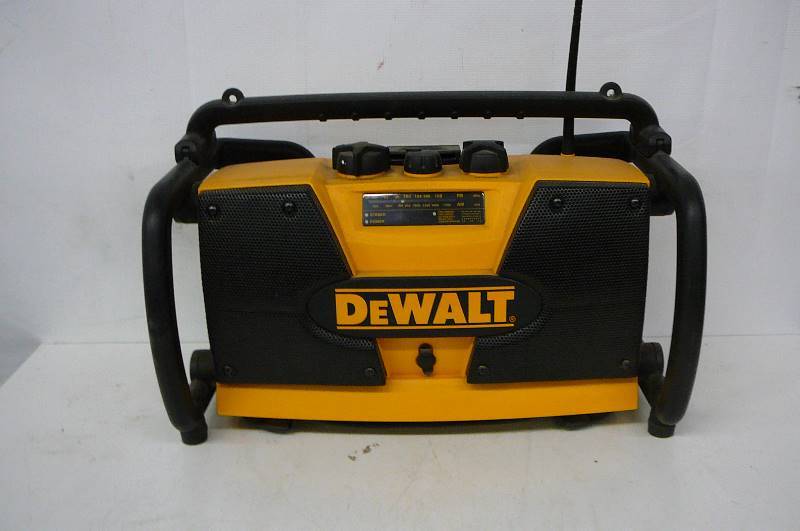 lot 38 image: Dewalt Radio