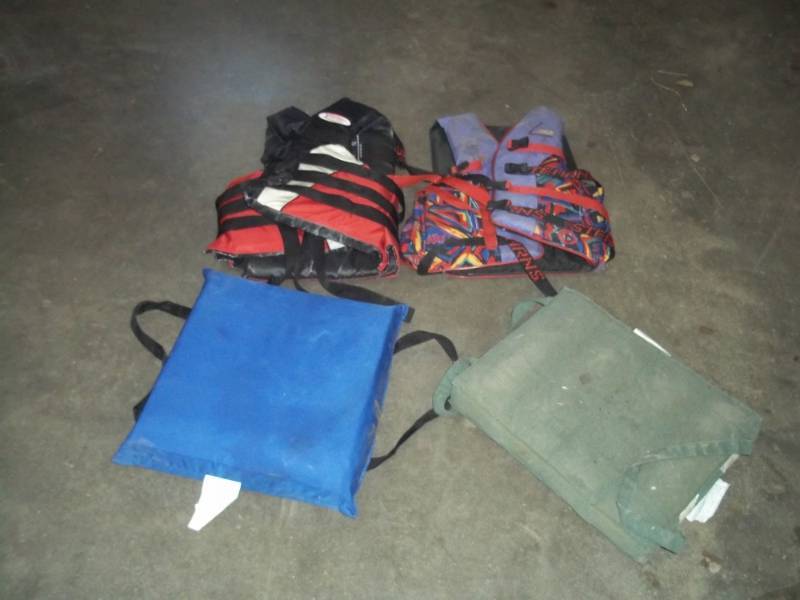 2 Life Jackets, 2 Boat Cushions