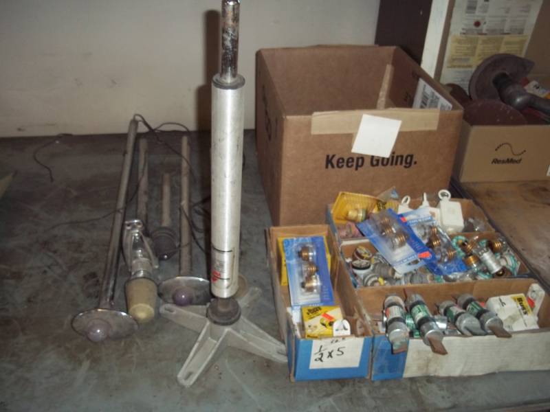 lot 16 image: Lot of Screw in fuses and Boat Parts