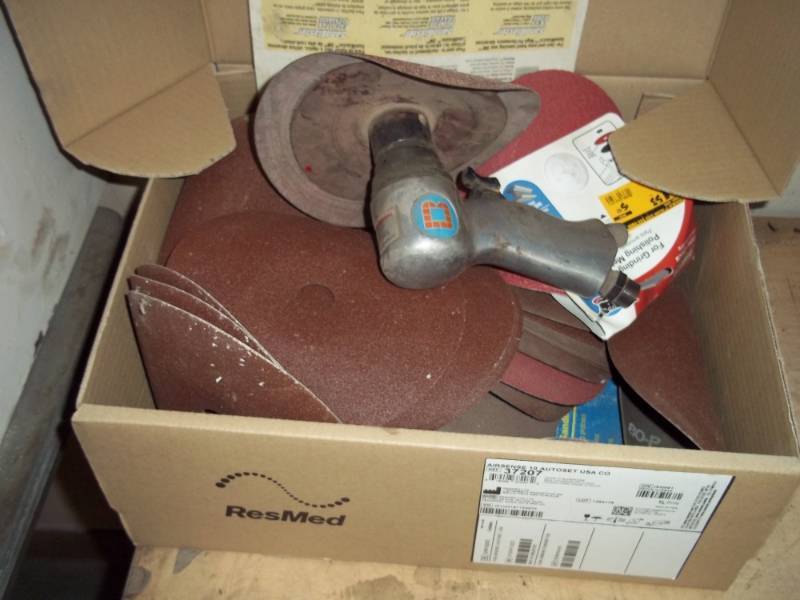 lot 17 image: 7 Sander with sanding disks
