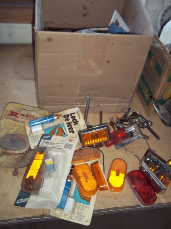 lot 18 image: Trailer lights and electrical parts