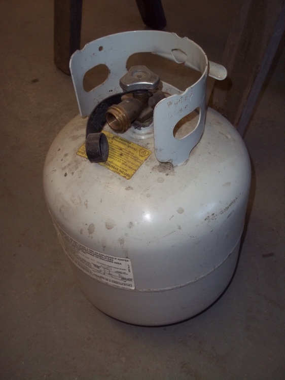 lot 32 image: 20lb Propane tank