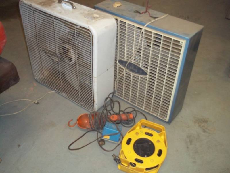 lot 37 image: Pair of fans, trouble light and extension cord