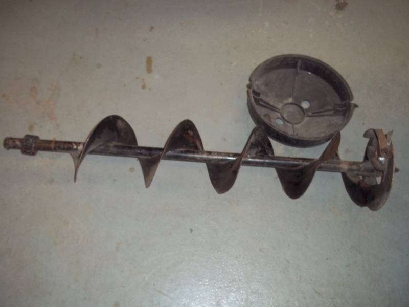 lot 42 image: 8 ice auger
