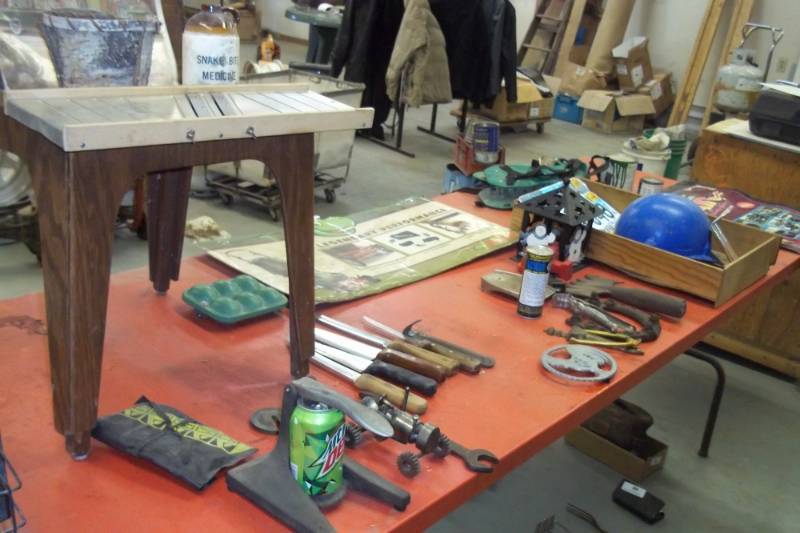 lot 100 image: Table top lot does not include table