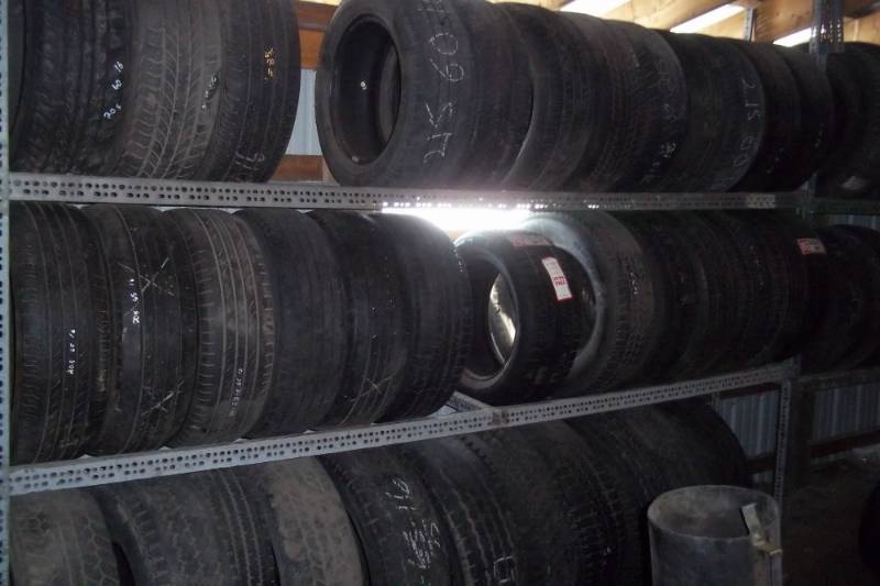 lot 110 image: 10 Tire Racking with Tires