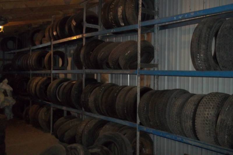 lot 112 image: 30 Tire Racking with Tires